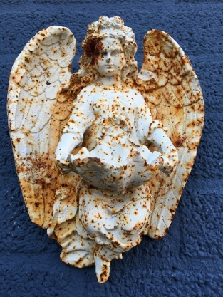 Wall ornament angel with shell, cast iron-old white-rust